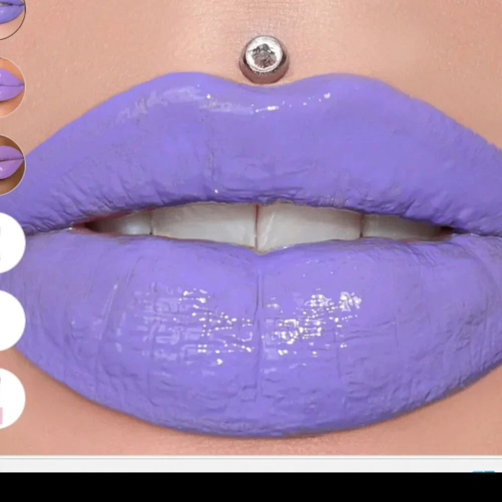 Jeffree Star hugs lips